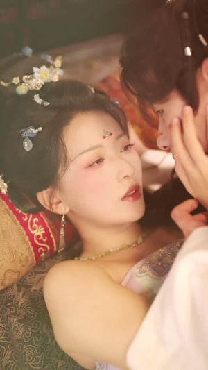 鸢尾映朱门（80集）太好看了短剧